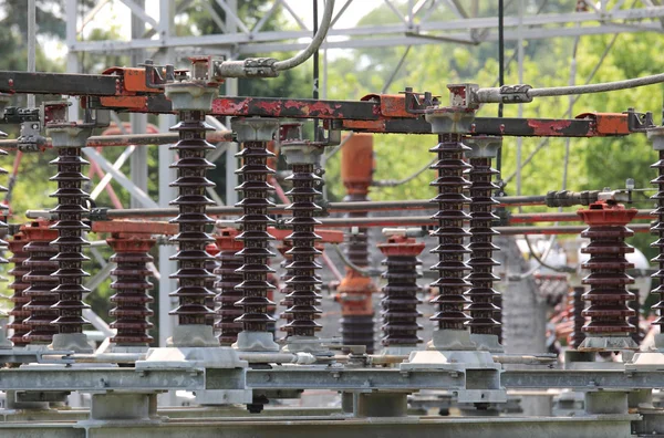 Grote industriële afsluiters onder belasting en schakelingen in de Po — Stockfoto