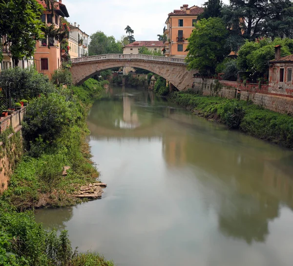River called Retrone in Vicenza City and the ancient Bridge of S — Stock Photo, Image