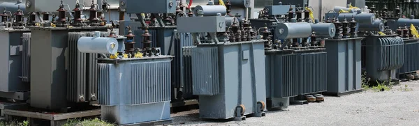 Storage of old highly polluting electrical transformers before d — Stock Photo, Image