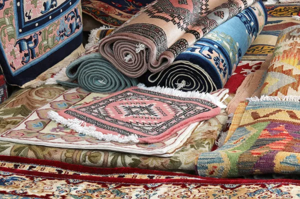 Perserteppiche und Kelimteppiche zum Verkauf auf dem ethnischen Markt — Stockfoto