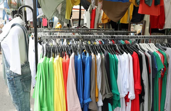 Stand van kleding op outdoor market — Stockfoto