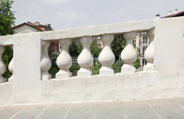 Eski bir köprünün beyaz korkuluk