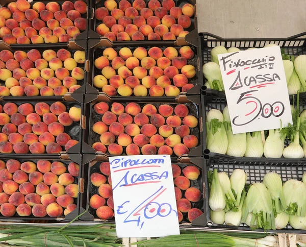 Brzoskwinie i kopru na sprzedaż w warzywniaku z włoskim tekstem — Zdjęcie stockowe