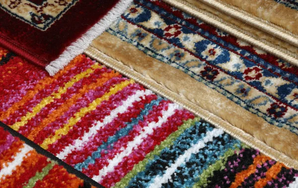 Modern rugs and Persian rugs for sale in the home decor stall — Stock Photo, Image