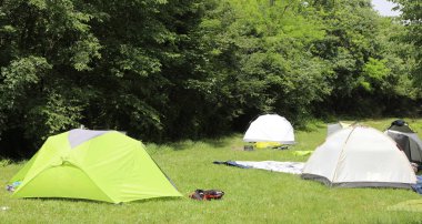 Kamp alanında birçok modern igloo çadır