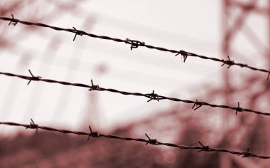 dikenli teller ve kırmızı tonlu etkisi ile bulanık nesneler