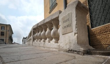 İtalyanca Aziz Michael Köprüsü anlamına gelen Geniş Metin