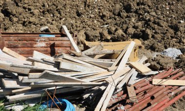 şantiyede çok uzun ahşap panoları