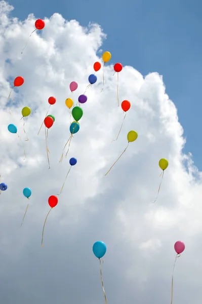 L globos volando alto en el cielo con nubes blancas en la espalda — Foto de Stock