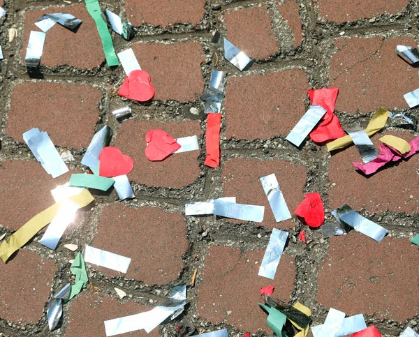 Strips van kleurrijke confetti en sommige met de vorm van het hart — Stockfoto