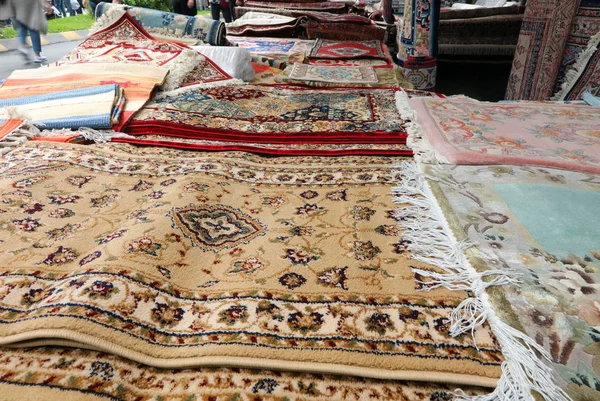 Puesto de alfombra persa para la venta en el mercado al aire libre a lo largo de la st —  Fotos de Stock