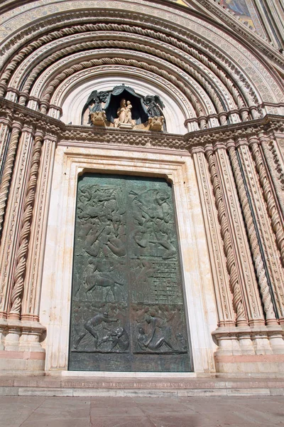 Große tür der kathedrale von orvieto in einer italienischen stadt — Stockfoto