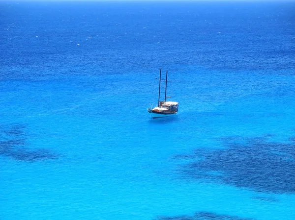 เรือเดินสมุทรบนทะเลที่ยอดเยี่ยม — ภาพถ่ายสต็อก