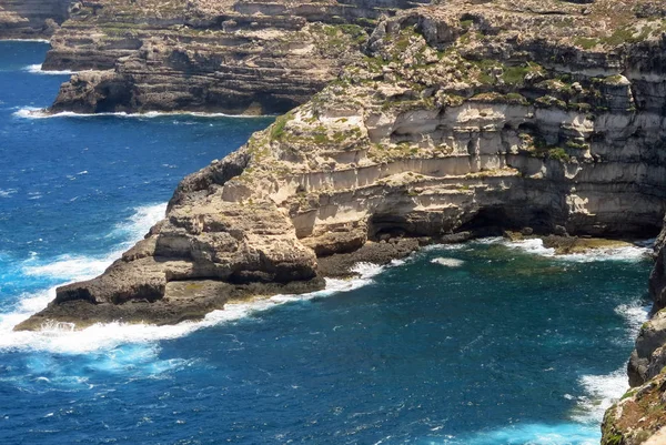 Akdeniz adasında kayalıklar ve deniz — Stok fotoğraf