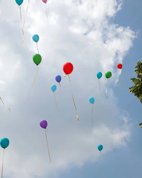 Gökyüzünde uçan helyum gazı ile şişirilmiş balonlar — Stok fotoğraf