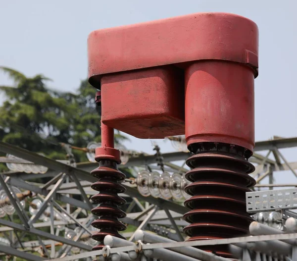 自動電圧reと呼ばれるレッドビッグデバイスを備えた発電所 — ストック写真