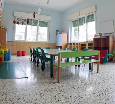 bir anaokulu nun sınıfının içinde