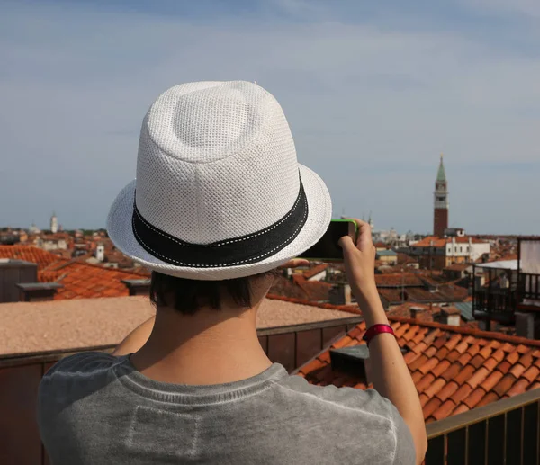 Boy photographs the city of Venice from above — Stock Photo, Image