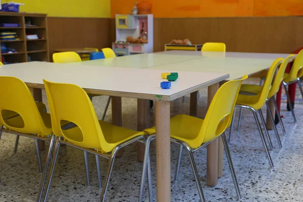 Aula de un Kingergarten con sillas y mesas amarillas —  Fotos de Stock