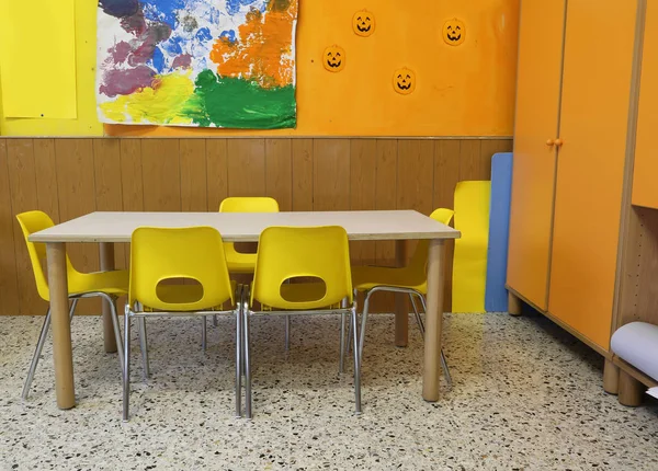 Aula di una scuola con sedie gialle — Foto Stock