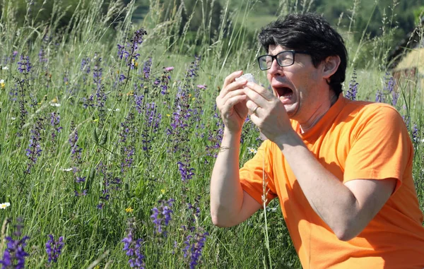 Uomo con t-shirt arancione e l'allergia — Foto Stock