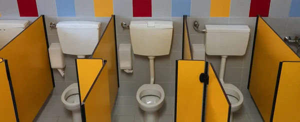 Drie kleine wc in de badkamer van een voorschoolse — Stockfoto