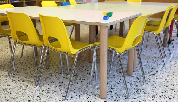 Sillas amarillas en el aula de un jardín de infantes sin niño —  Fotos de Stock