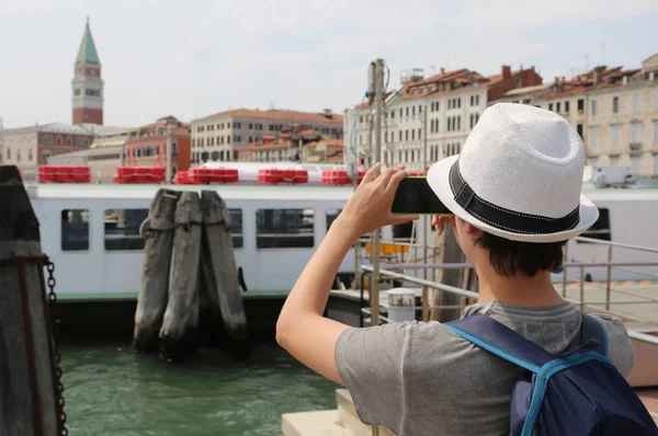 Jovem menino leva picutres com seu telefone inteligente em Veneza — Fotografia de Stock