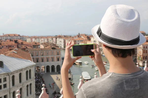 Garçon avec chapeau prend des photos avec smartphone Grand Canal et Pala — Photo