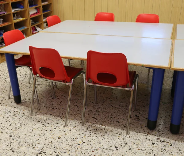 Sillas rojas en el aula de un jardín de infantes —  Fotos de Stock