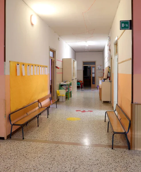 Korytarz szkolny bez dzieci — Zdjęcie stockowe