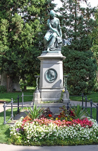 오스트리아 비엔나 - 2014년 8월 24일: 음악가 울의 묘비 — 스톡 사진