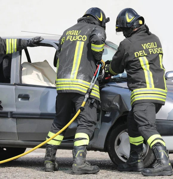 Roma, RM, Italia - 23 de mayo de 2019: bomberos con uniforme y te —  Fotos de Stock