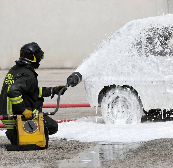 Rom, rm, italien - 23. Mai 2019: Feuerwehrleute in Uniform mit f — Stockfoto