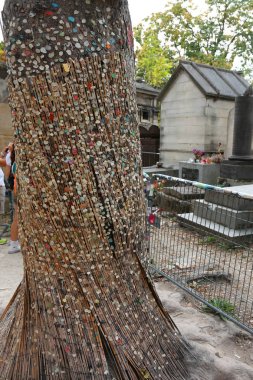 Parigi, Fransa - 21 Ağustos 2018: Çiğneme gu ile Big Tree
