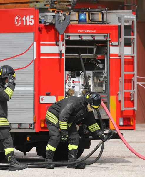 Roma, RM, Italia - 23 de mayo de 2019: camión de bomberos con texto VIGILI DEL —  Fotos de Stock