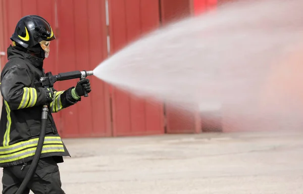 Рим, РМ, Италия - 23 мая 2019 года: пожарный в шлеме и с пеной — стоковое фото