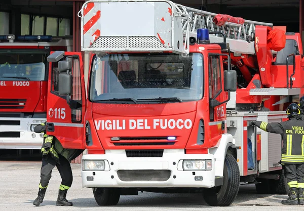 Roma, RM, Itália - 23 de maio de 2019: caminhão de bombeiros com texto VIGILI DEL — Fotografia de Stock