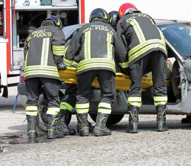 Roma, Rm, İtalya - 23 Mayıs 2019: Üniformalı ve te li itfaiyeciler