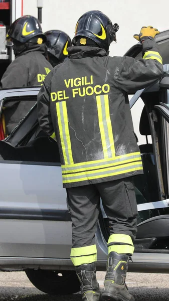 Roma, RM, Italia - 23 de mayo de 2019: bomberos con uniforme y te — Foto de Stock