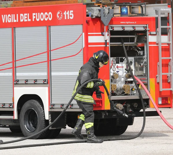 Rome, RM, Italy-23 mei 2019: brandweerman met helm en het vuur — Stockfoto