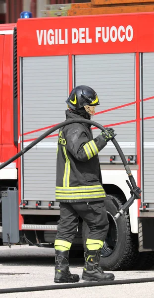 Rome, RM, Italy-23 mei 2019: brandweerman met helm en het vuur — Stockfoto