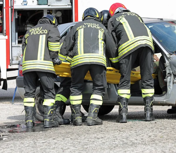 Roma, RM, Italia - 23 Mei 2019: pemadam kebakaran dengan Seragam dan te — Stok Foto