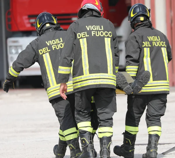 Ρώμη, RM, Ιταλία-23 Μαΐου, 2019: πυροσβέστες με στολή και te — Φωτογραφία Αρχείου