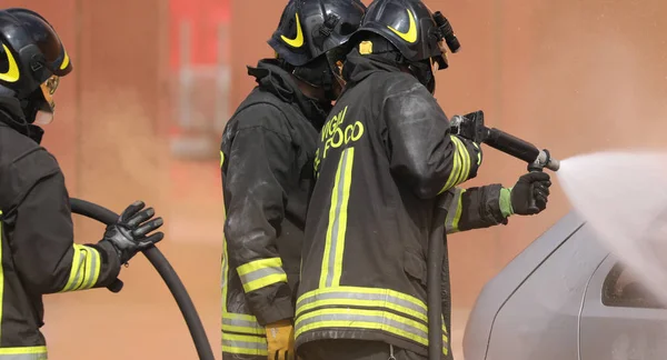 Roma, RM, Italia - 23 de mayo de 2019: bomberos con uniforme y te —  Fotos de Stock