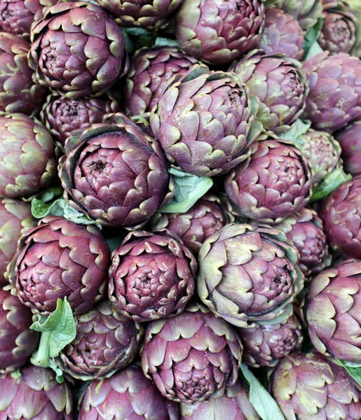 Artichokes freshly picked from the field for sale in the fruit a — Stock Photo, Image