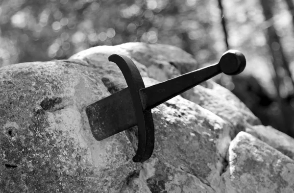 石の上の大きな剣 — ストック写真