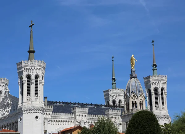리옹의 종탑이 있는 노틀담 드 포르비에르(notre dame de fourviere)라고 불리는 대성당 — 스톡 사진