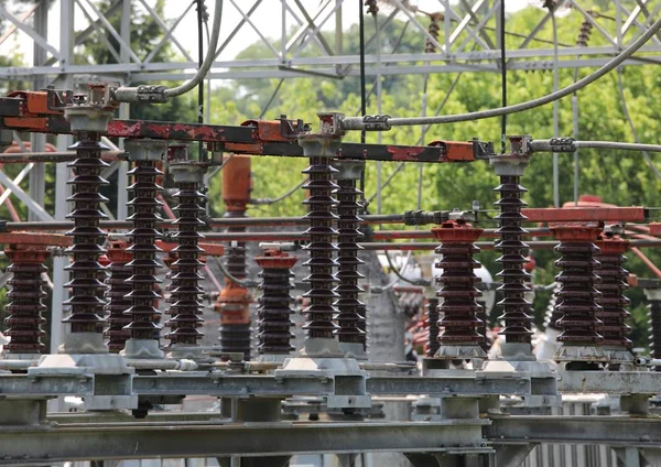 Interruttori e interruttori ad alta tensione nella centrale elettrica — Foto Stock