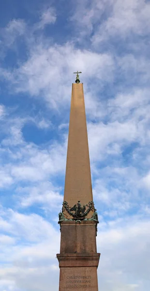 Grote Egyptische obelisk met de blauwe hemel achtergrond met de lat — Stockfoto